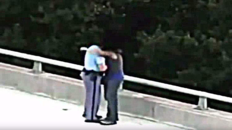 El conmovedor abrazo de un suicida arrepentido al policía que lo salvó