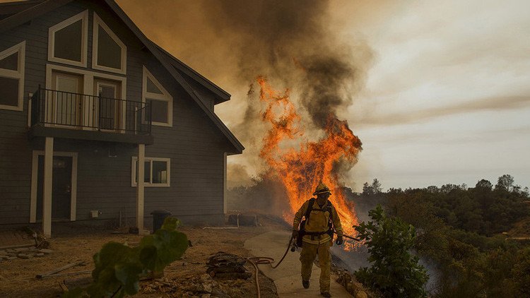 Un gran incendio fuera de control amenaza a 2.700 personas en California