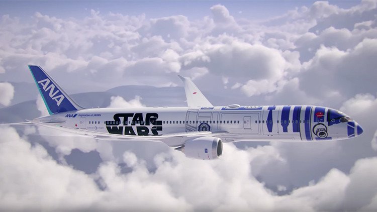 ¡Atención fanáticos! R2-D2 se 'transforma' en un Boeing para volar en el planeta Tierra