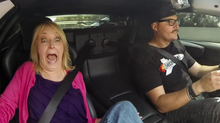 ¿Cómo reaccionaría tu abuela si viajara en un Lamborghini a 265 km/h? 