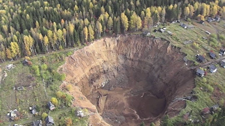 Video: Un dron registra el enigmático cráter de los Urales que no deja de crecer