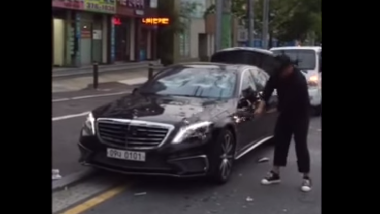 El dueño de un Mercedes 'arregla' su automóvil con la ayuda de un palo de golf