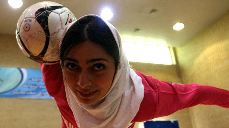 El marido de la futbolista iraní Lady Goal no la deja salir del país para participar en un torneo
