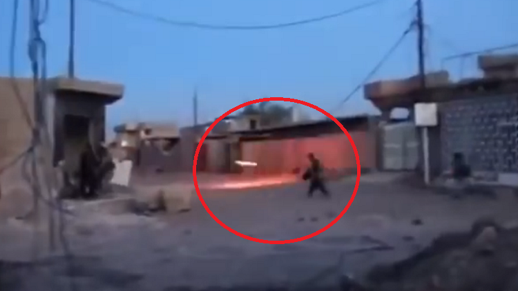 Un misil pasa a escasos metros de un yihadista del Estado Islámico durante una batalla