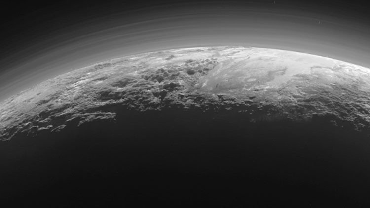Vean las fotos más impactantes del desconcertante planeta enano Plutón