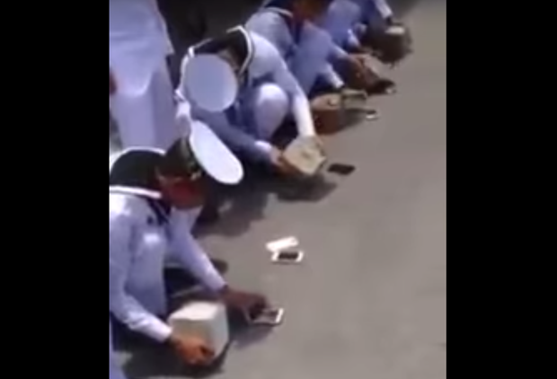 ¿Crimen o castigo?: Militar tailandés ordena a los cadetes destruir sus móviles