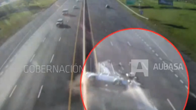 Un coche vuelca tras un tremendo accidente en La Plata, Buenos Aires
