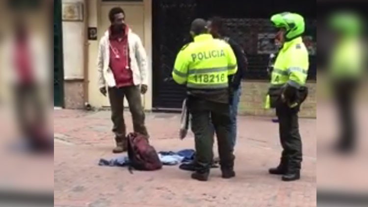 “¿Por qué paras solo a los negros?”: Una queja en plena calle a la Policía colombiana se hace viral 
