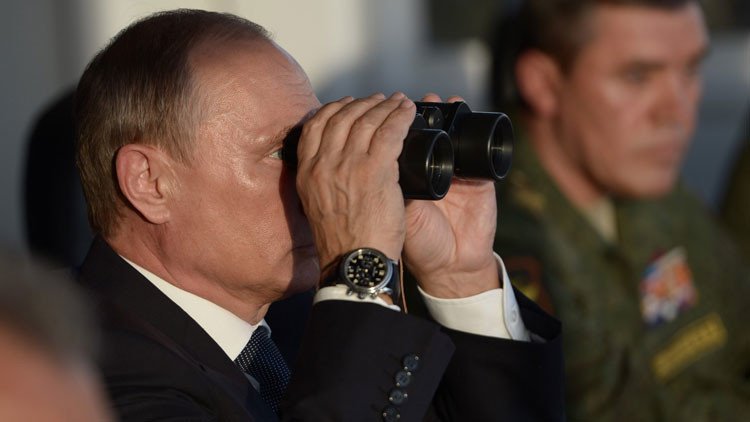 Militares rusos muestran a Putin las armas secretas del futuro en los mayores ejercicios del año