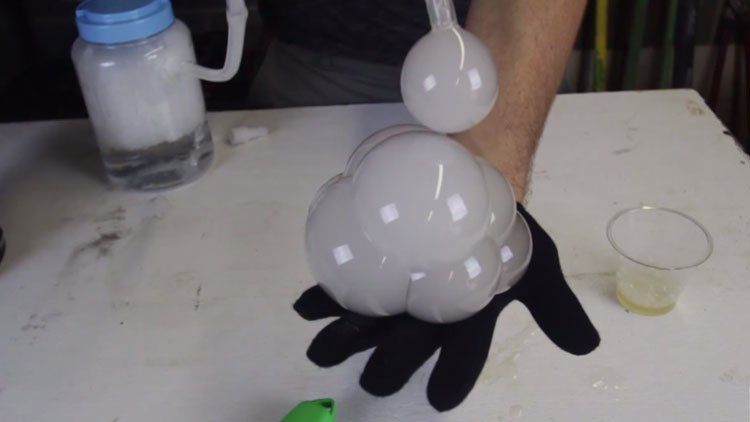 Sorprendente experimento: Aprenda a sacarse burbujas de hielo seco de la manga  