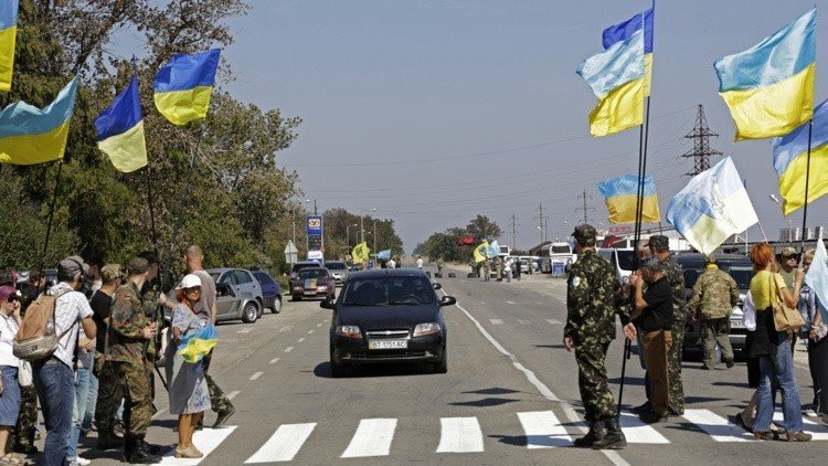 Nacionalistas ucranianos impiden el suministro de alimentos a Crimea 