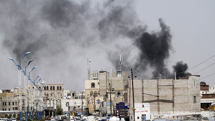 Al menos 20 personas mueren en un bombardeo saudí contra un hotel en Yemen