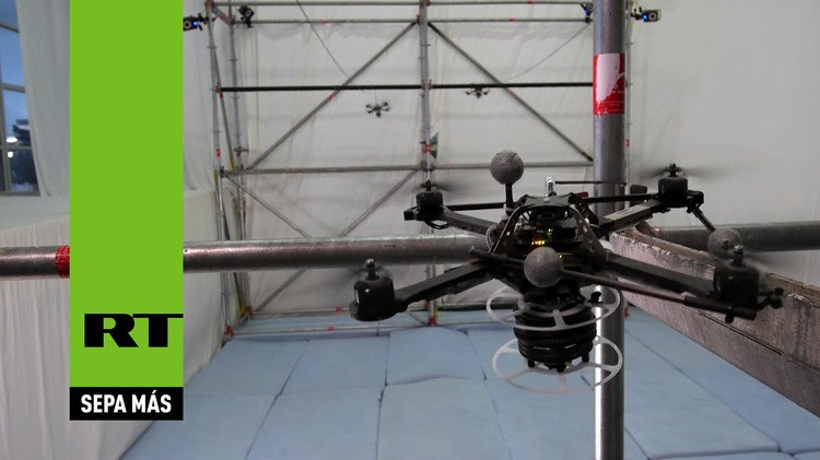 Dos robots voladores construyen un puente de cuerda sin ayuda de los humanos 