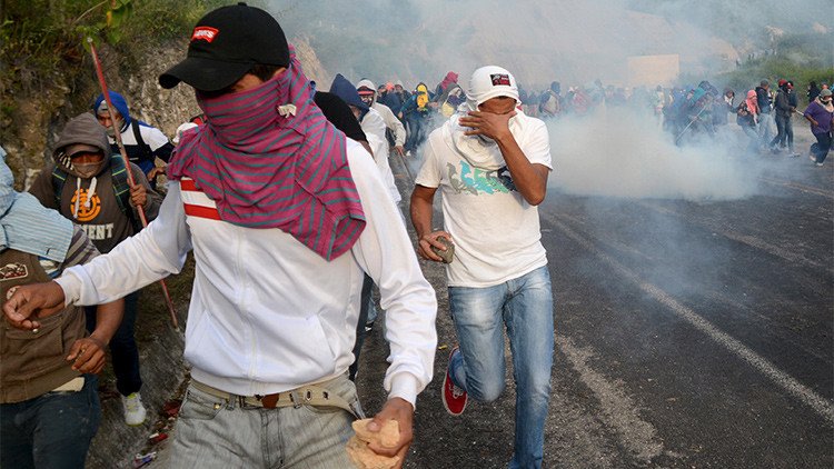 Fotos, video: Fuertes enfrentamientos entre la Policía y normalistas en México dejan varios heridos