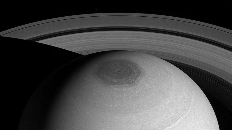 Tras más de 30 años, explican el fenómeno del hexágono polar de Saturno