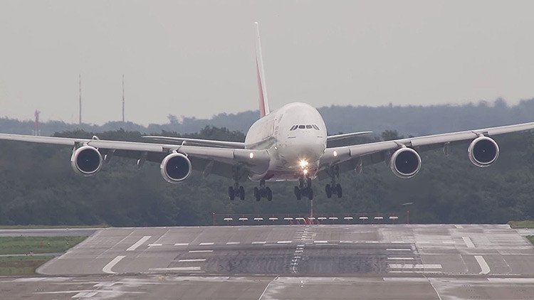 Aterrizaje 'extremo' del avión comercial más grande del mundo