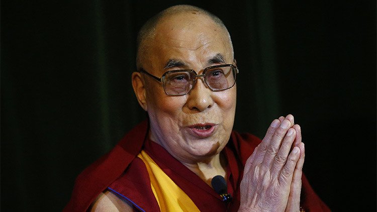 El Dalai Lama afirma que de sustituirlo una mujer "debe ser atractiva"
