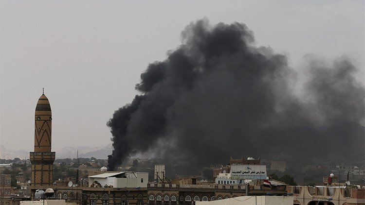 Fotos: Decenas de muertos tras explotar una bomba en una de las mezquitas capitalinas de Yemen