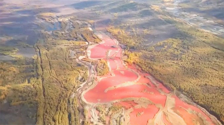 Video: Productos químicos de origen desconocido tiñen de rojo las aguas de un río ruso