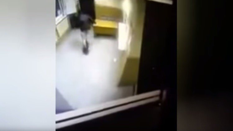 Un hombre huye de una comisaría con los pantalones bajados