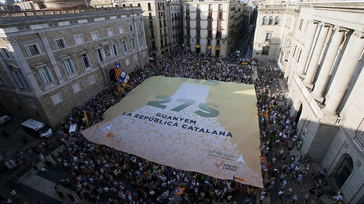El Gobierno español envía convoyes con dinero a Cataluña por temor a un corralito tras los comicios