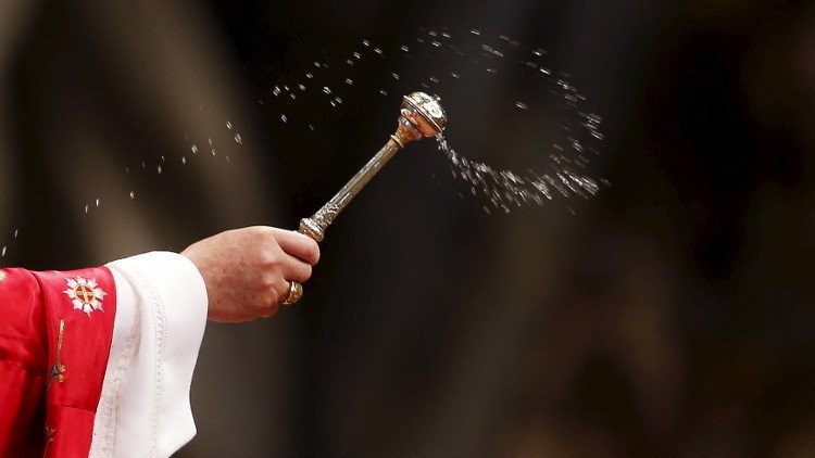 'De este agua sí beberás': Un congresista de EE.UU. se lleva el vaso del papa Francisco y se lo toma