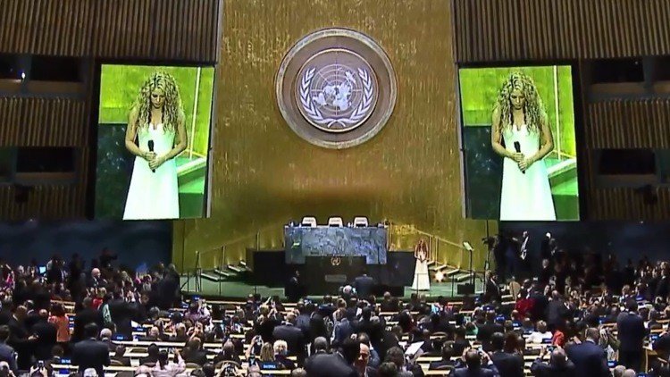 Shakira canta 'Imagine' ante la ONU y el papa