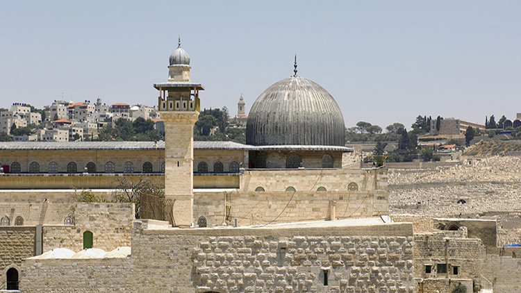 Enfrentamientos entre palestinos y la policía en el complejo de la mezquita Al Aqsa de Jerusalén