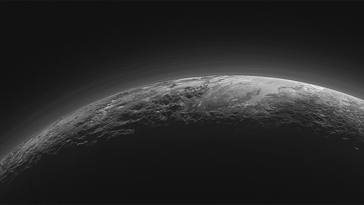 Hallan sorprendentes similitudes entre Plutón y la Tierra