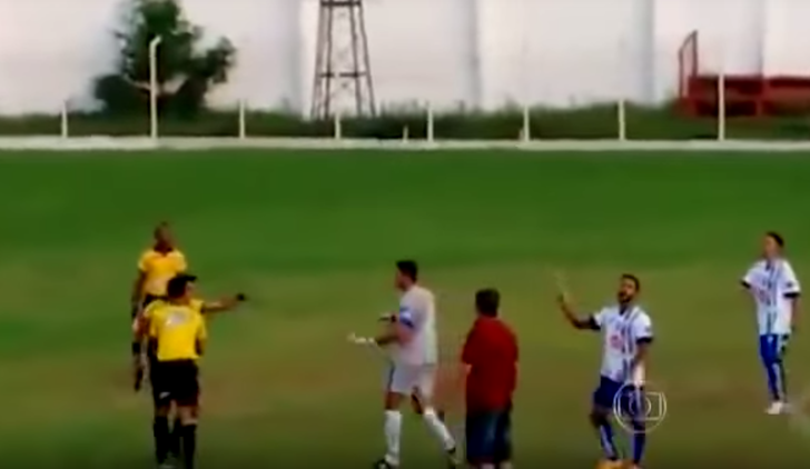 Un árbitro intenta 'convencer' a un futbolista a punta de pistola de una de sus decisiones