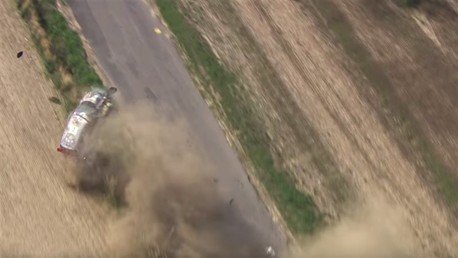 Impactante accidente con varias vueltas de campana por los aires