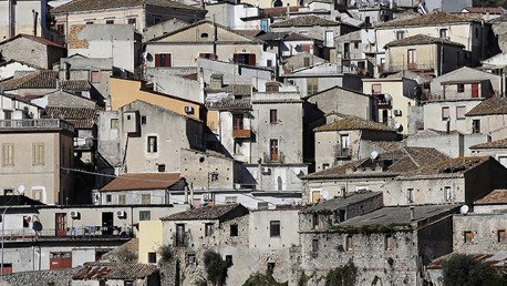 Fotos: Un pueblo italiano revierte su despoblamiento transformándose en un extraordinario hotel 