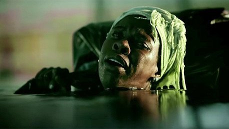 '¿Quién da menos?': Un conmovedor video plantea cómo la UE regatea con refugiados en una "subasta"