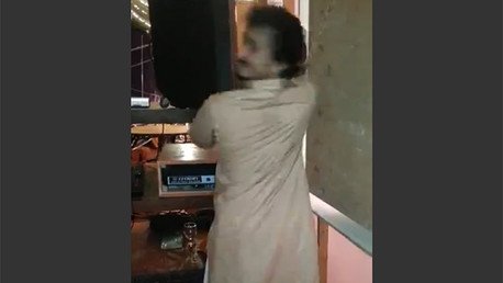 Un hombre gira la cabeza como la protagonista de 'El exorcista'