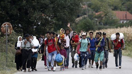 Foto viral: Un niño inmigrante 'desarma' a un policía húngaro ofreciéndole una galleta 