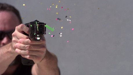 Así se ve el impacto de las armas de electrochoque en el cuerpo humano en cámara lenta