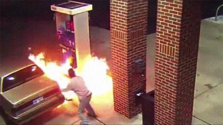 Esto pasa cuando intentas matar una araña con un encendedor en una gasolinera