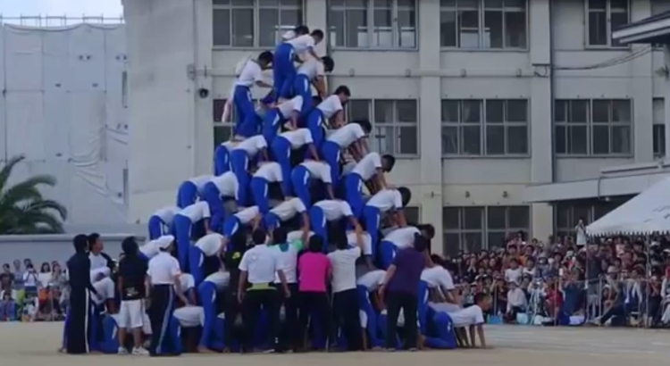 Una ‘pirámide’ de 150 escolares se derrumba bajo el peso del último