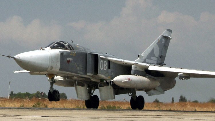 Bombarderos tácticos Su-24 continúan ofensiva contra el Estado Islámico en Siria (Video)