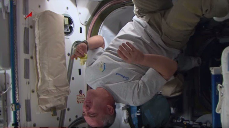 La tripulación de la EEI muestra cómo se divierte en órbita