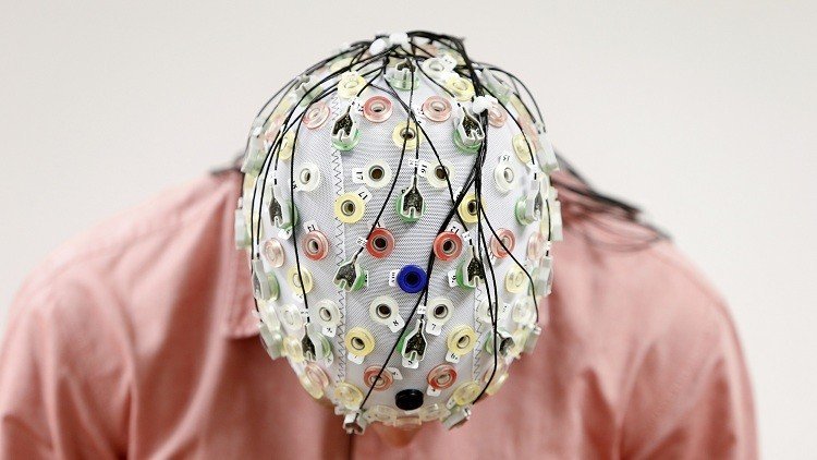 Con la cabeza 'en la nube': Implantes robóticos volverán a nuestros cerebros casi 'sobrehumanos'