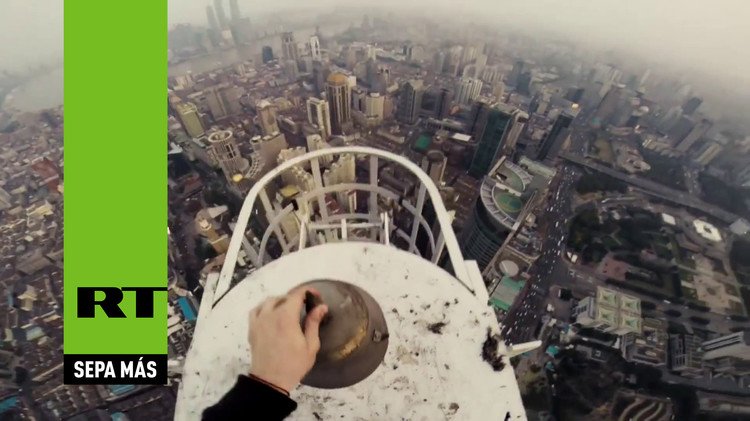 Dos 'ninjas' rusos escalan uno de los rascacielos más altos de China 