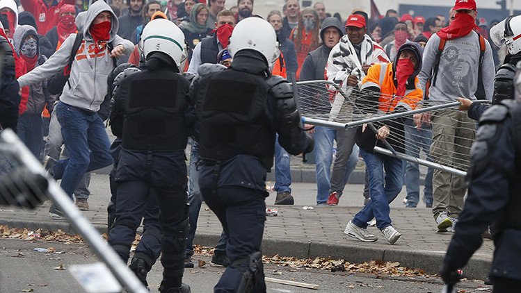 Despliegan en Bruselas cañón de agua en plenos choques entre manifestantes y Policía