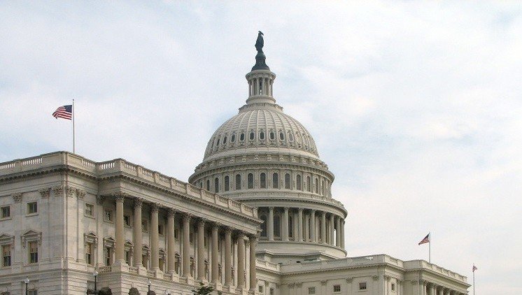 El Senado de EE.UU. aprueba la ley sobre suministro de armas letales a Ucrania