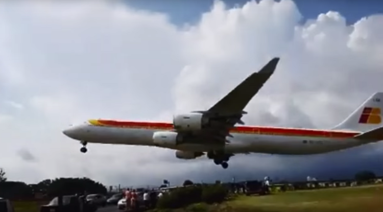 Un inmenso avión pasa a pocos metros por encima de los coches en Costa Rica