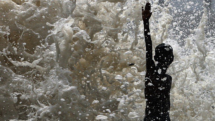 Videos: Un lago de la India cubierto por metros de espuma tóxica que inunda la ciudad y arde