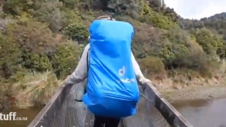 Video: turistas caen a un rio desde 8 metros de altura tras colapsar el puente por el que pasaban