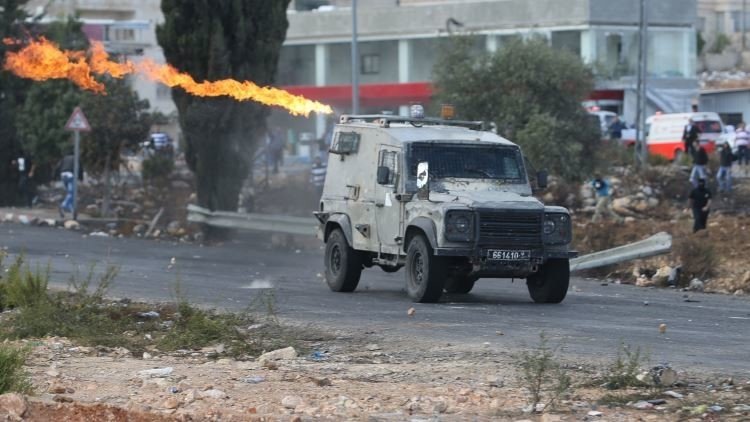 Video: Un jeep israelí arrolla a un manifestante palestino