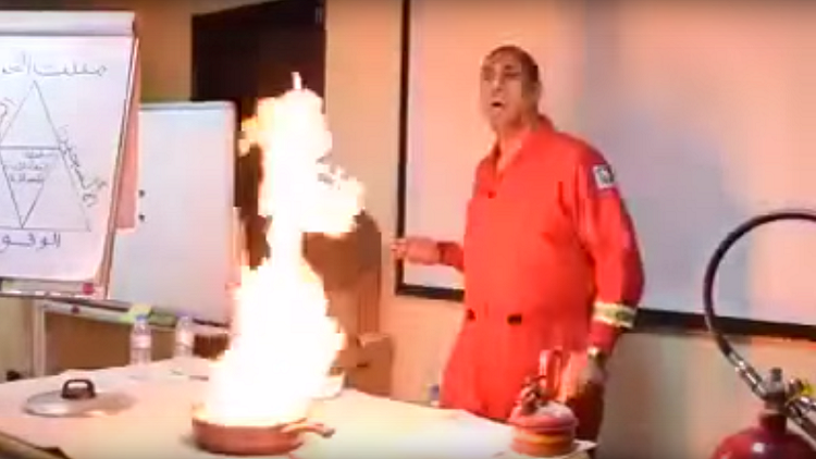 Esta es la manera correcta de apagar un sartén en llamas