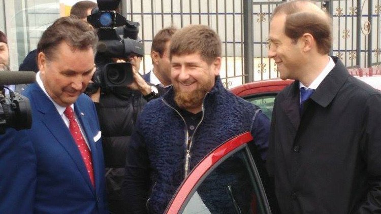 Vídeo: Kadýrov prueba un nuevo Lada que se fabricará en Chechenia